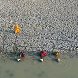 Frauen der Gabura Union in den Sundarbans von Bangladesch sammeln Wasser