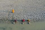 Frauen der Gabura Union in den Sundarbans von Bangladesch sammeln Wasser