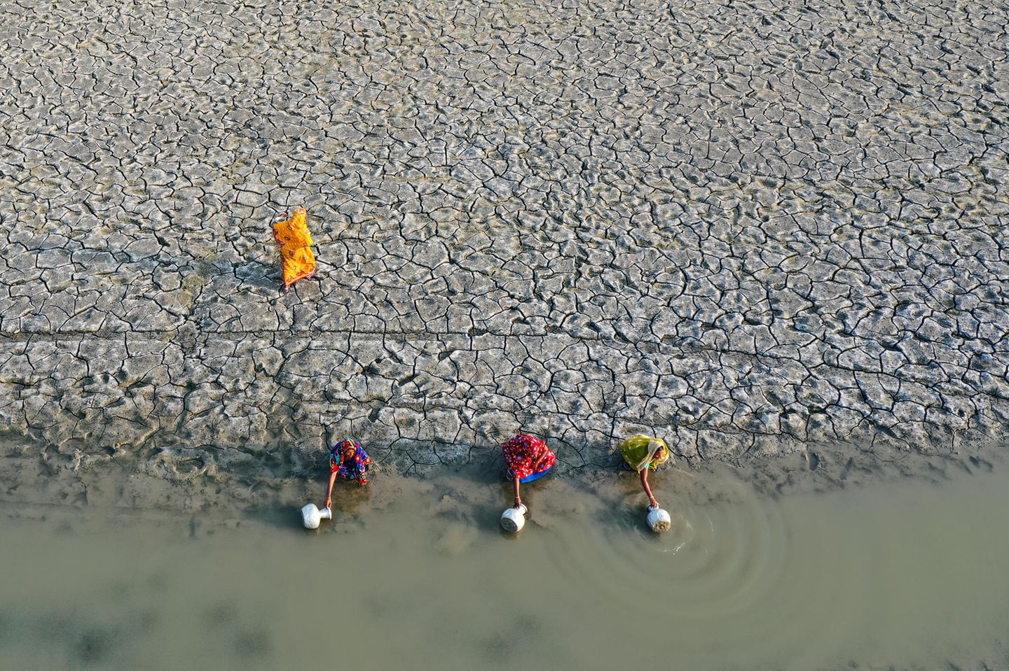 Frauen der Gabura Union in den Sundarbans von Bangladesch sammeln Wasser