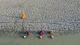 Frauen der Gabura Union in den Sundarbans von Bangladesch sammeln Wasser