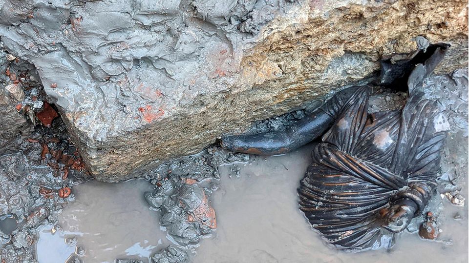 Archäologie: Eine Bronzestatue kommt im Schlamm eines historischen Thermalbades von San Casciano dei Bagnizum Vorschein Eine Bronzestatue kommt im Schlamm eines historischen Thermalbades von San Casciano dei Bagnizum Vorschein