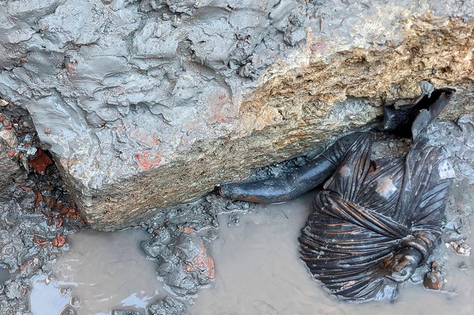 Eine Bronzestatue kommt im Schlamm eines historischen Thermalbades von San Casciano dei Bagnizum Vorschein