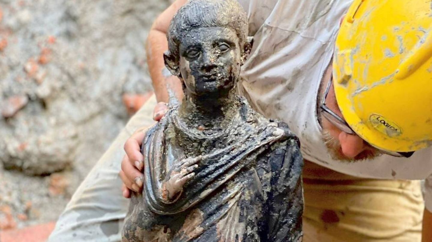 Eine der 24 gut erhaltenen Bronzestatuen aus dem ehemaligen Thermalbad