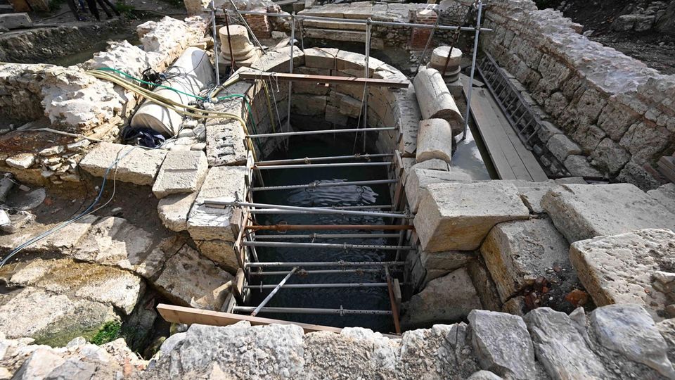 Archäologie: Das Foto zeigt die Fundstätte auf dem Gelände des historischen Thermalbades von San Casciano dei Bagni Das Foto zeigt die Fundstätte auf dem Gelände des historischen Thermalbades von San Casciano dei Bagni