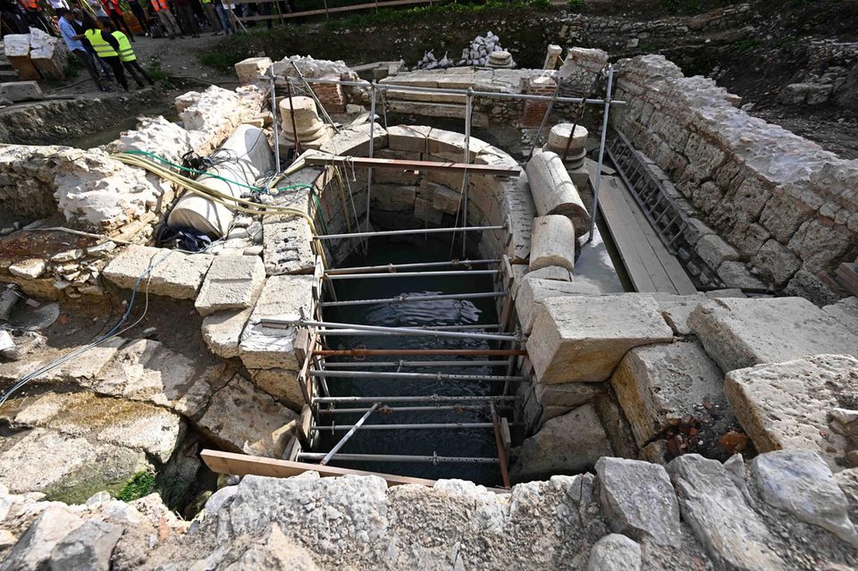 Das Foto zeigt die Fundstätte auf dem Gelände des historischen Thermalbades von San Casciano dei Bagni