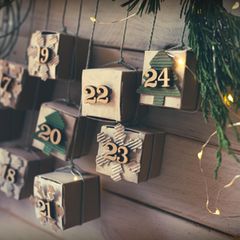 Selbstgemachter Adventskalender mit Lichterkette
