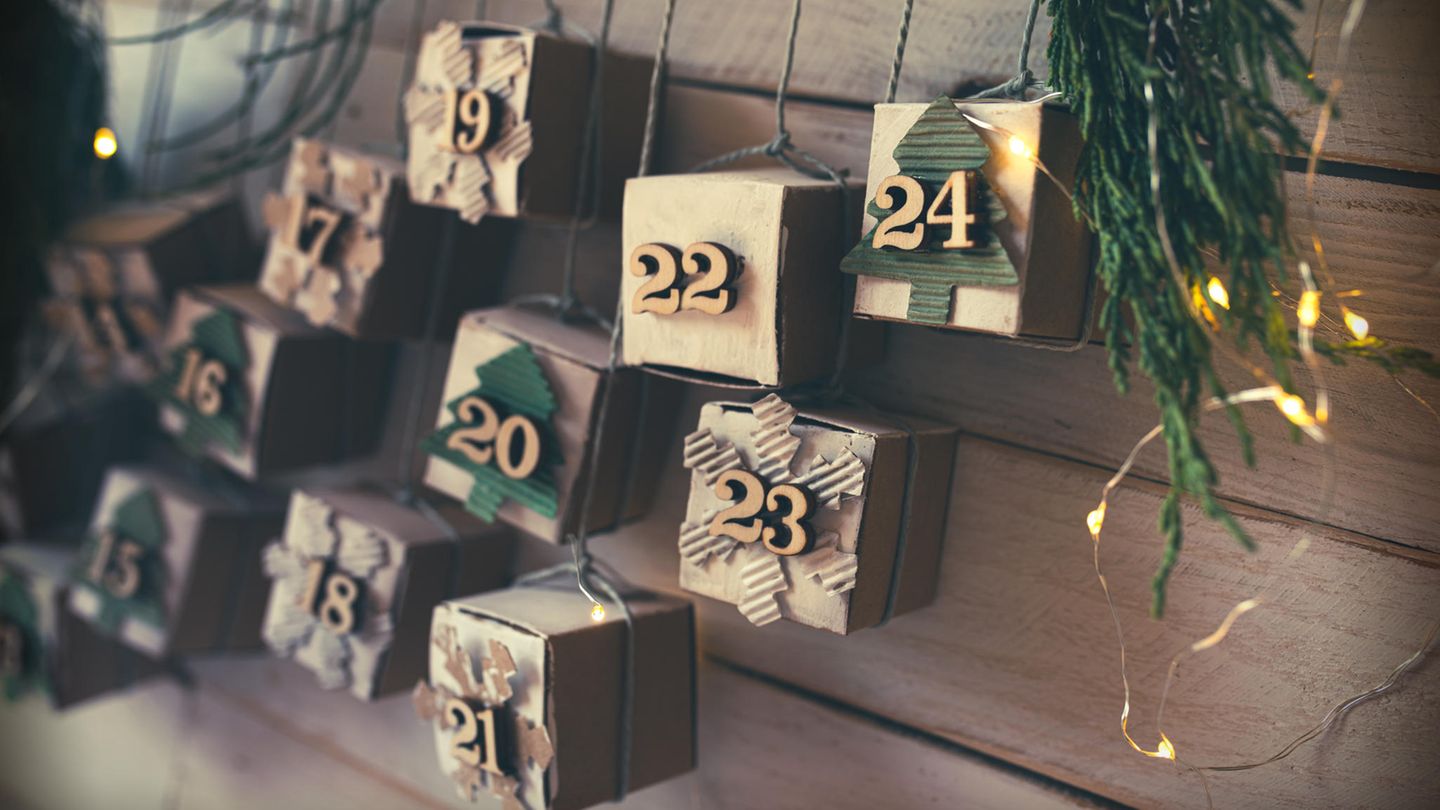 Selbstgemachter Adventskalender mit Lichterkette