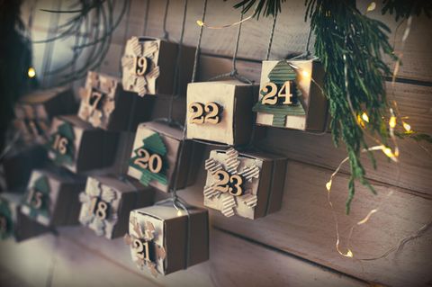 Selbstgemachter Adventskalender mit Lichterkette