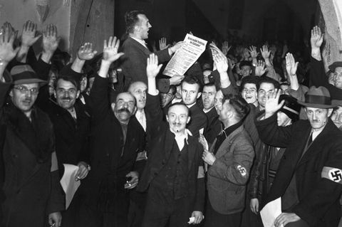 Die Macht der Worte: Mit Hassbotschaften schürt die NS-Führung gezielt Stimmung in der Bevölkerung, hier 1938 im Rahmen der Besetzung des Sudetengebiets in der Tschechoslowakei