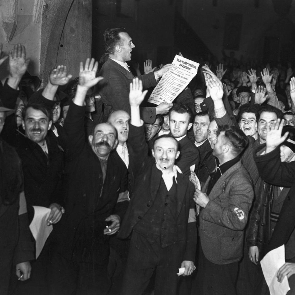 Die Macht der Worte: Mit Hassbotschaften schürt die NS-Führung gezielt Stimmung in der Bevölkerung, hier 1938 im Rahmen der Besetzung des Sudetengebiets in der Tschechoslowakei