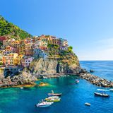 Boote dümpeln im Wasser vor Manarola, Cinque Terre