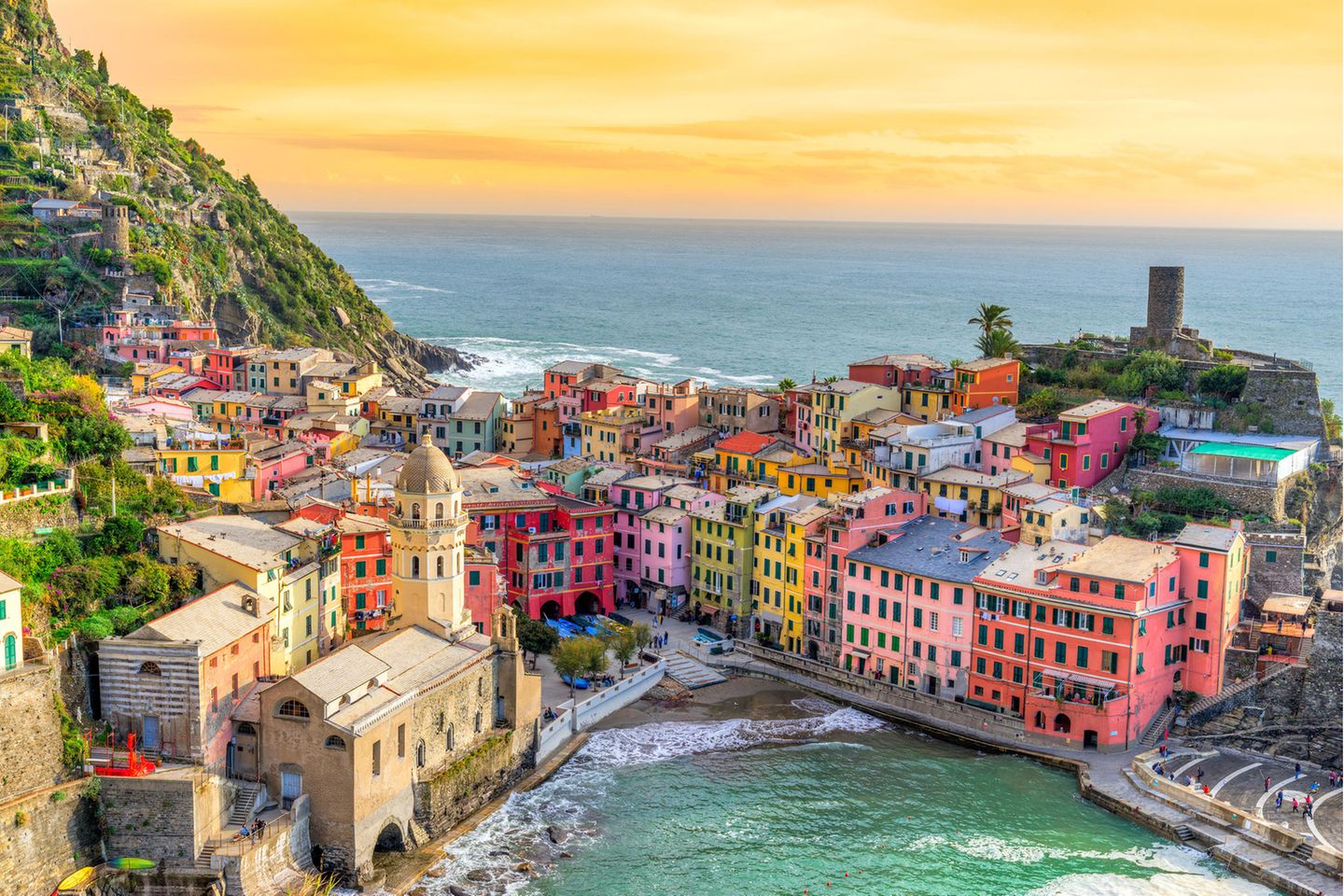 Vernazza: buntes Mosaik auf den Felsen Bunte Häuer von Vernazza, Cinque Terre, aus der Vogelperspektive