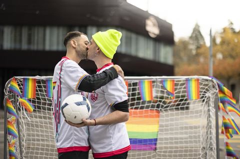 Protestaktion: In Zürich machen Demonstrierende vor dem Museum der FIFA auf die kritische Menschenrechtslage in Katar aufmerksam. Dort werden homosexuelle Handlungen strafrechtlich verfolgt