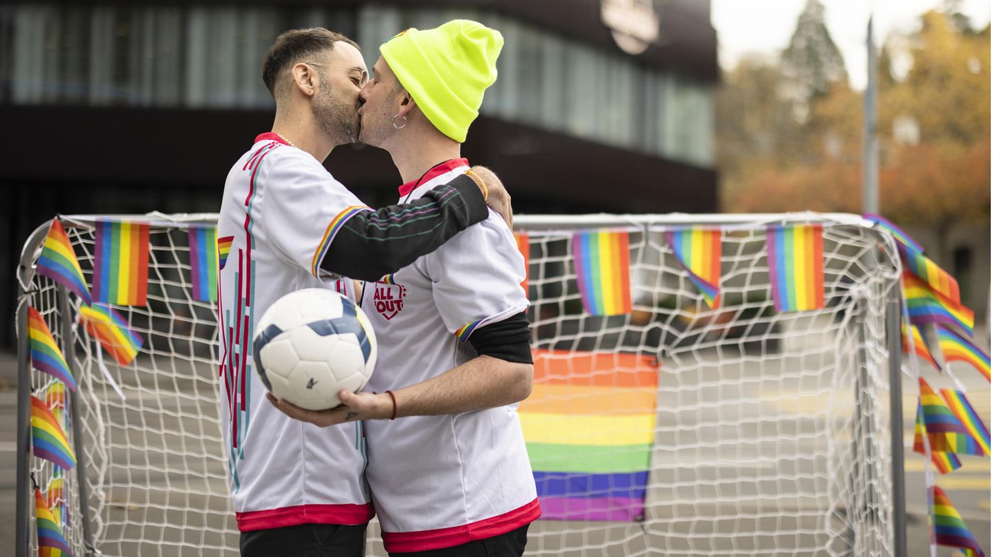 Protestaktion: In Zürich machen Demonstrierende vor dem Museum der FIFA auf die kritische Menschenrechtslage in Katar aufmerksam. Dort werden homosexuelle Handlungen strafrechtlich verfolgt