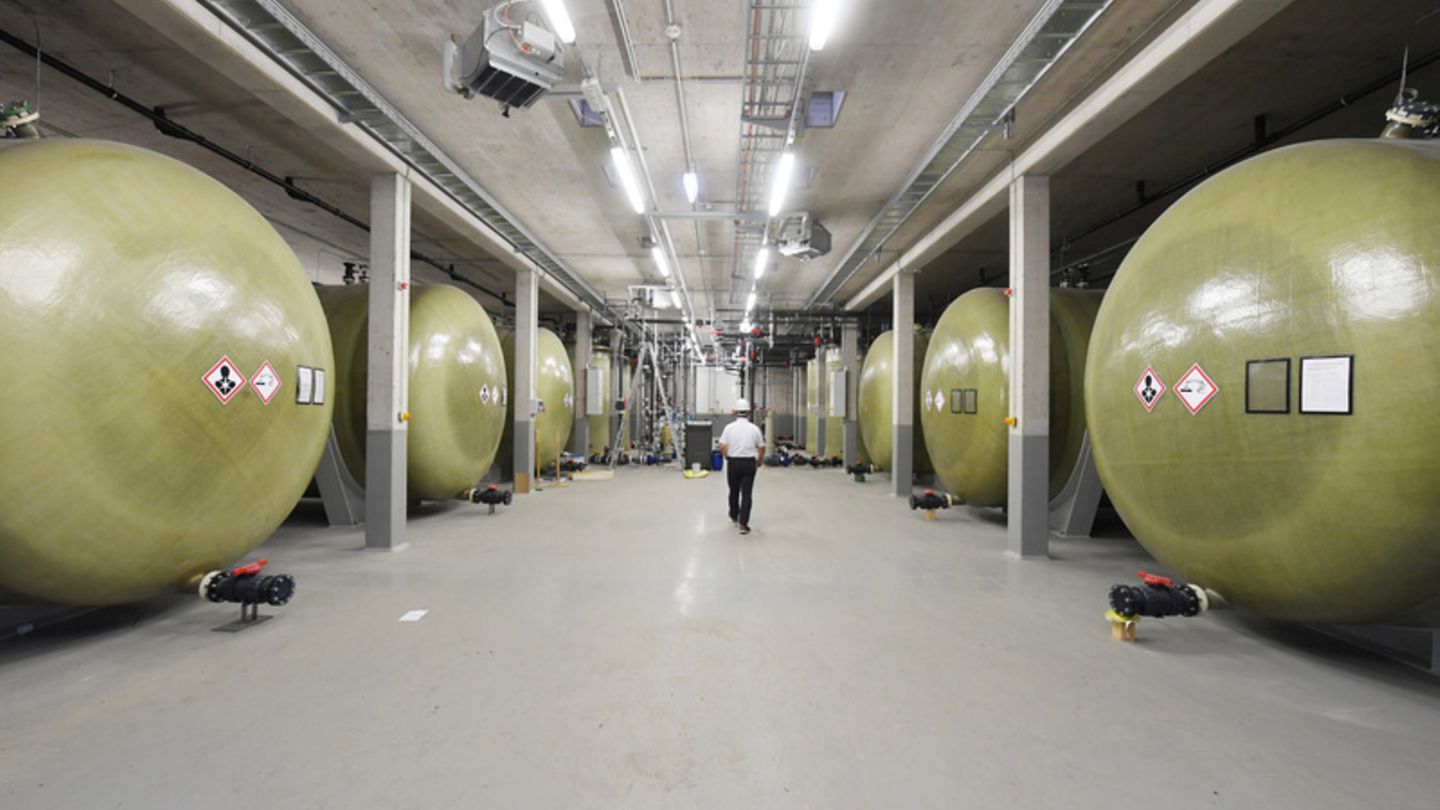 XXL-Batterien als Energiespeicher einer Redox-Flow-Batterie im Fraunhofer-Institut für Chemische Technologie ICT in Pfinztal