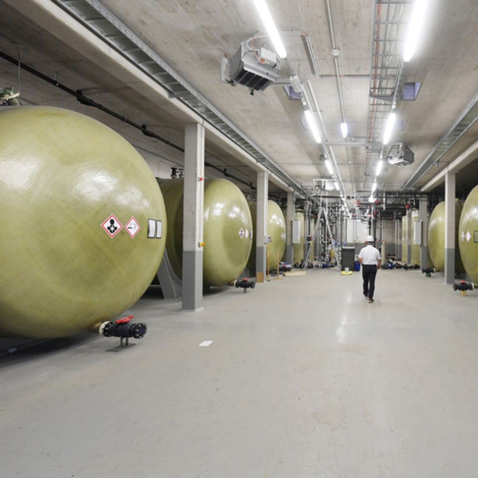 XXL-Batterien als Energiespeicher einer Redox-Flow-Batterie im Fraunhofer-Institut für Chemische Technologie ICT in Pfinztal