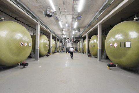 XXL-Batterien als Energiespeicher einer Redox-Flow-Batterie im Fraunhofer-Institut für Chemische Technologie ICT in Pfinztal