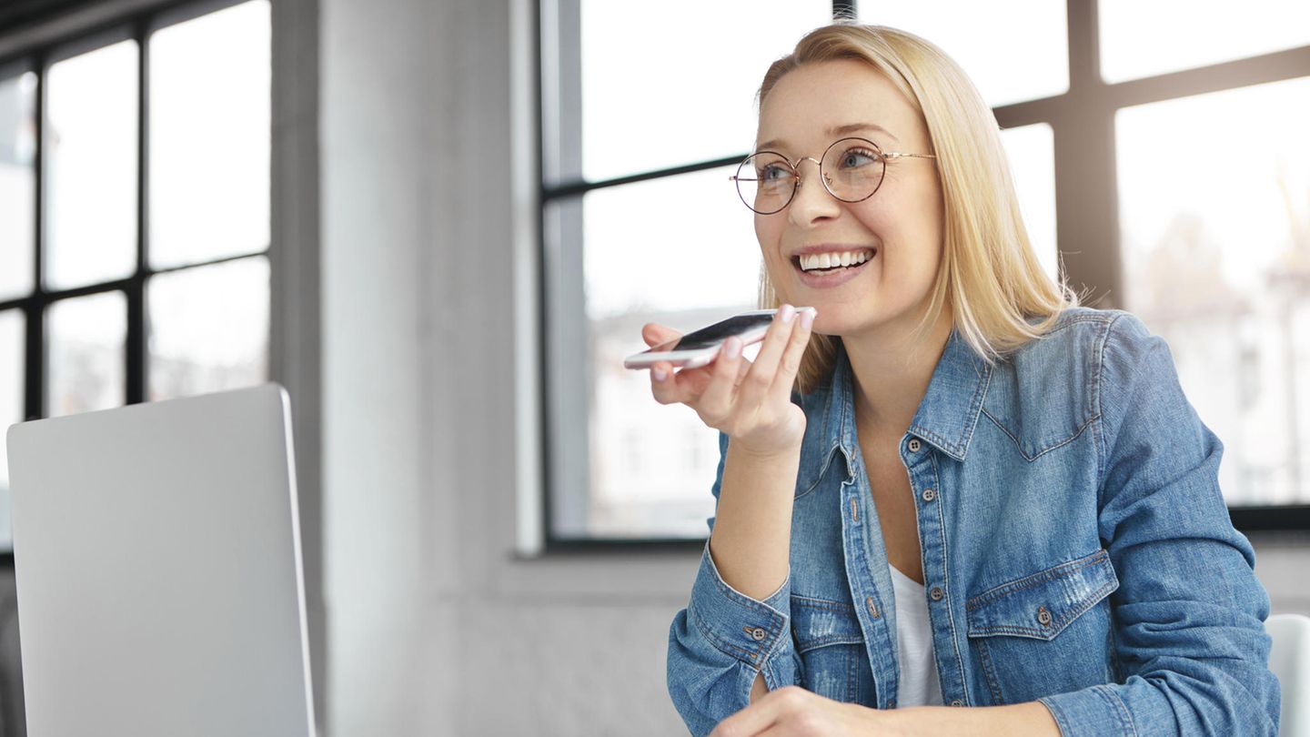 Wer besonders neugierig und offen ist, verändert laut einer Studie öfter die Lautstärke beim Sprechen