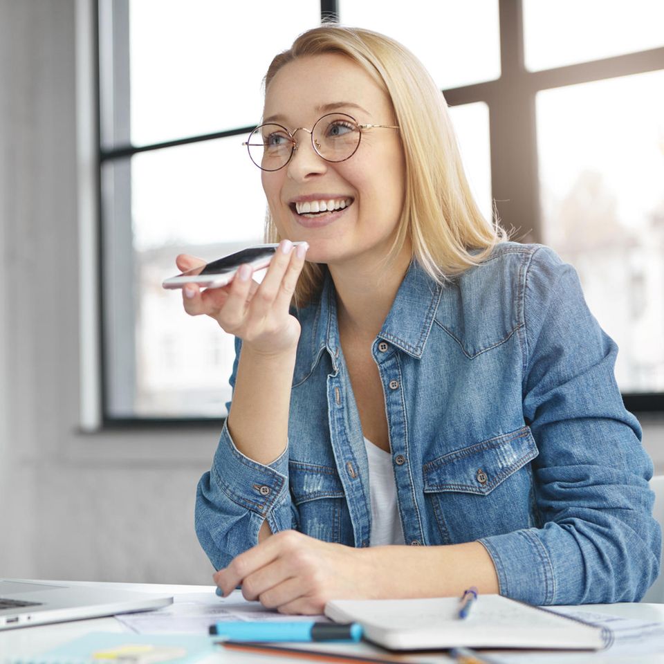 Wer besonders neugierig und offen ist, verändert laut einer Studie öfter die Lautstärke beim Sprechen