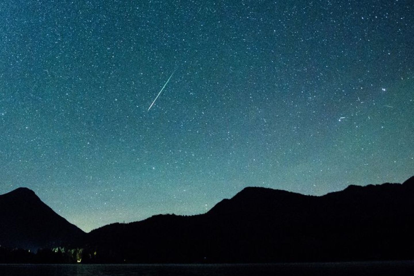 Leoniden am Himmel über dem Walchensee