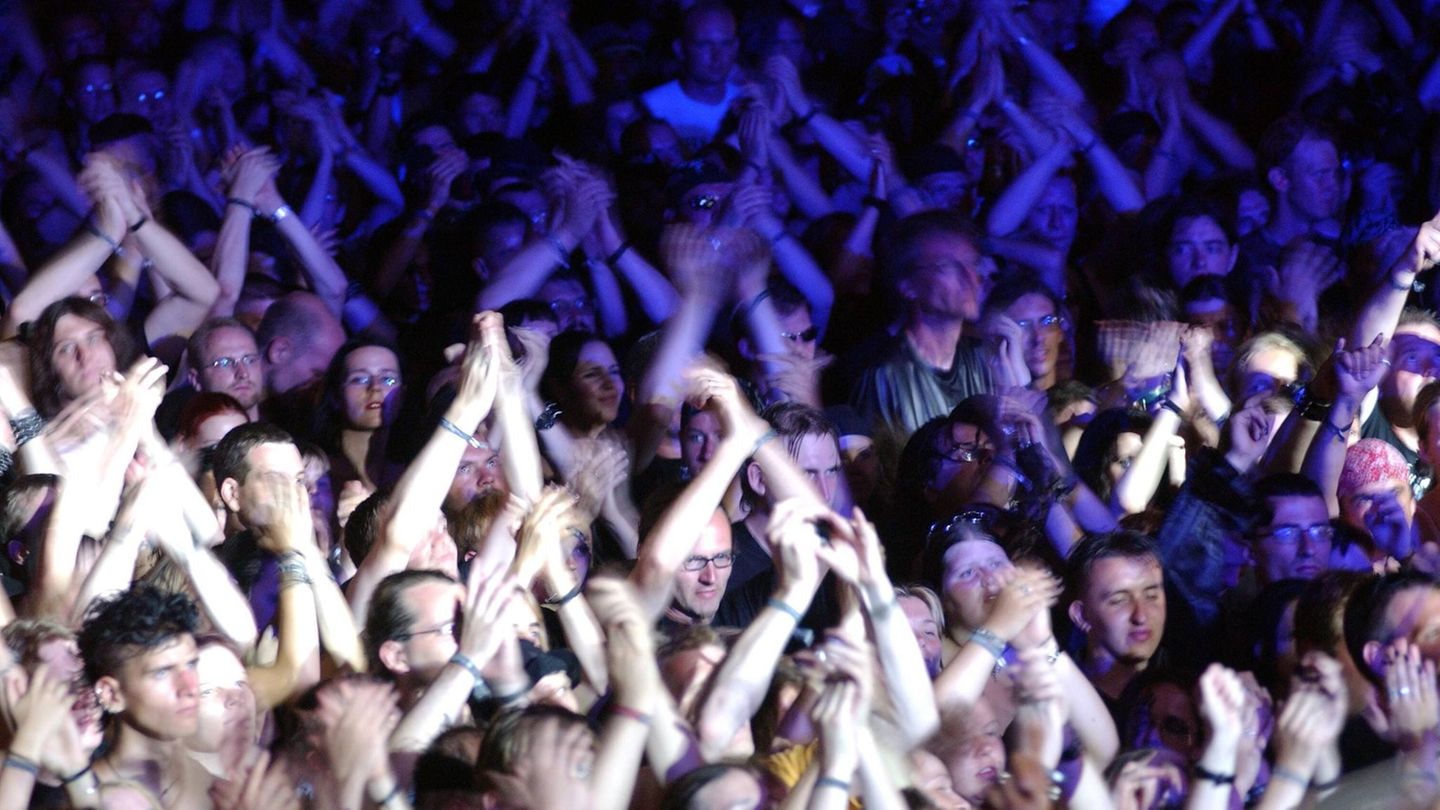 Musikalität: Menschen klatschen bei einem Konzert im Takt