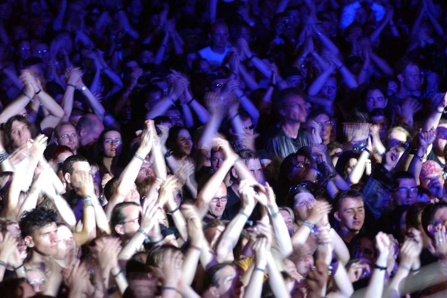 Musikalität: Menschen klatschen bei einem Konzert im Takt