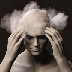 Gehirnnebel ist nach Fatigue das zweithäufigste Long-Covid-Symptom. Betroffene glauben, wie in Watte zu wandeln, sie können sich nicht konzentrieren 