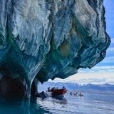 Marmor-Höhlen mit Bootstouristen, Chile