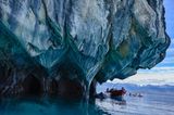 Marmor-Höhlen mit Bootstouristen, Chile