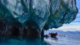 Marmor-Höhlen mit Bootstouristen, Chile