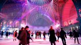 Schlittschuhlaufen in Paris im Grand Palais