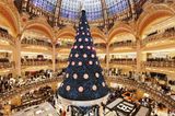 Das Kaufhaus Galeries Lafayette mit Weihnachtsbaum unter der Kuppel