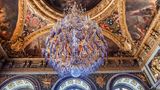 Ein Kronleuchter im Spiegelsaal des Schloss Versailles