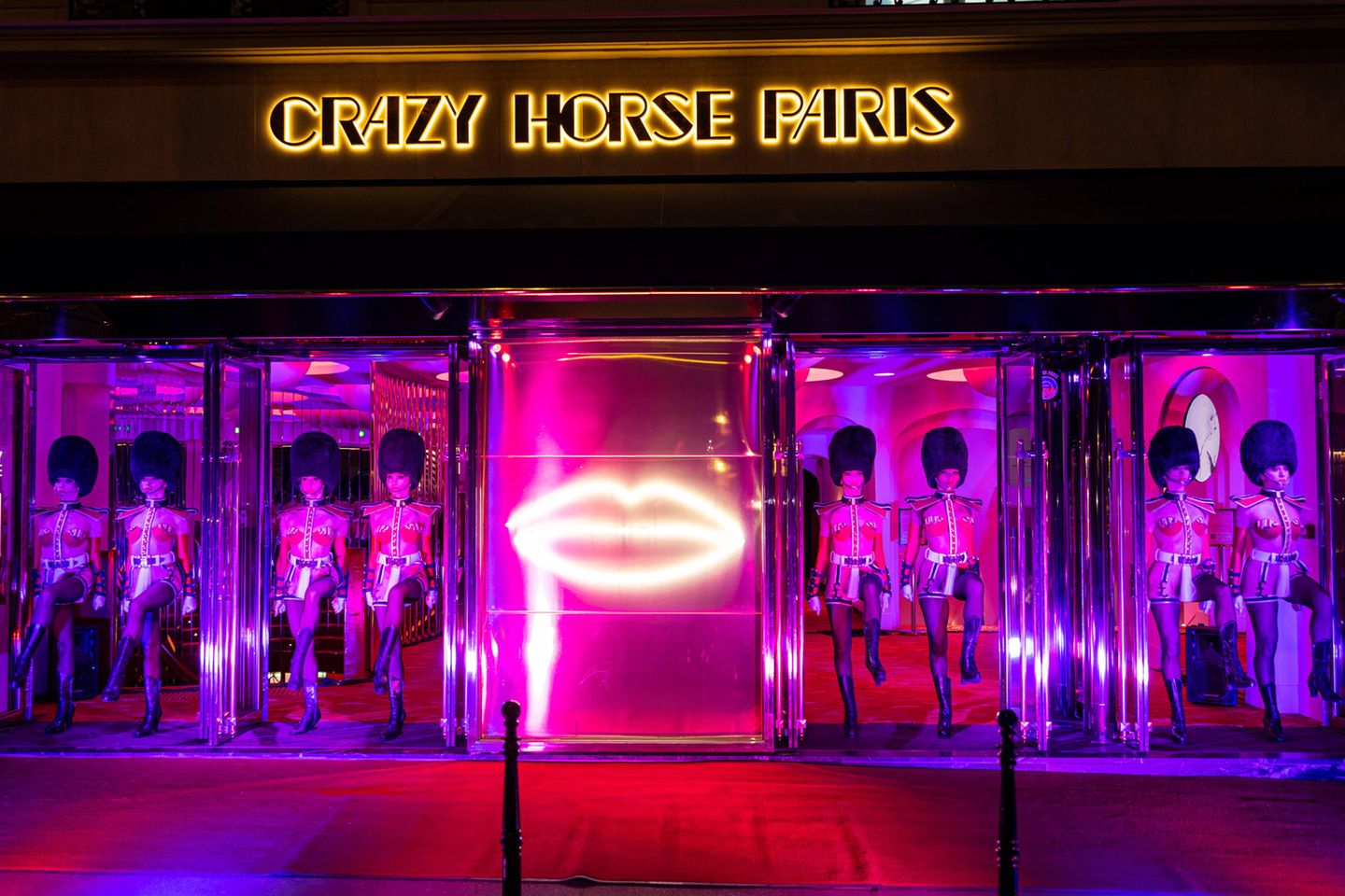 Frauen vor einer Varieté Show im Crazy Horse Paris