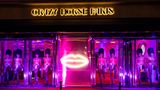 Frauen vor einer Varieté Show im Crazy Horse Paris
