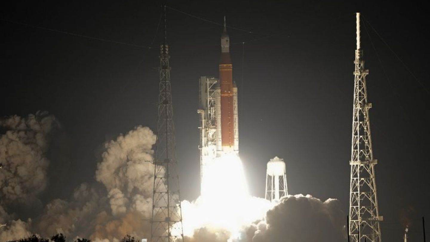 Die "Space Launch System"-Rakete startet am Weltraumbahnhof Cape Canaveral