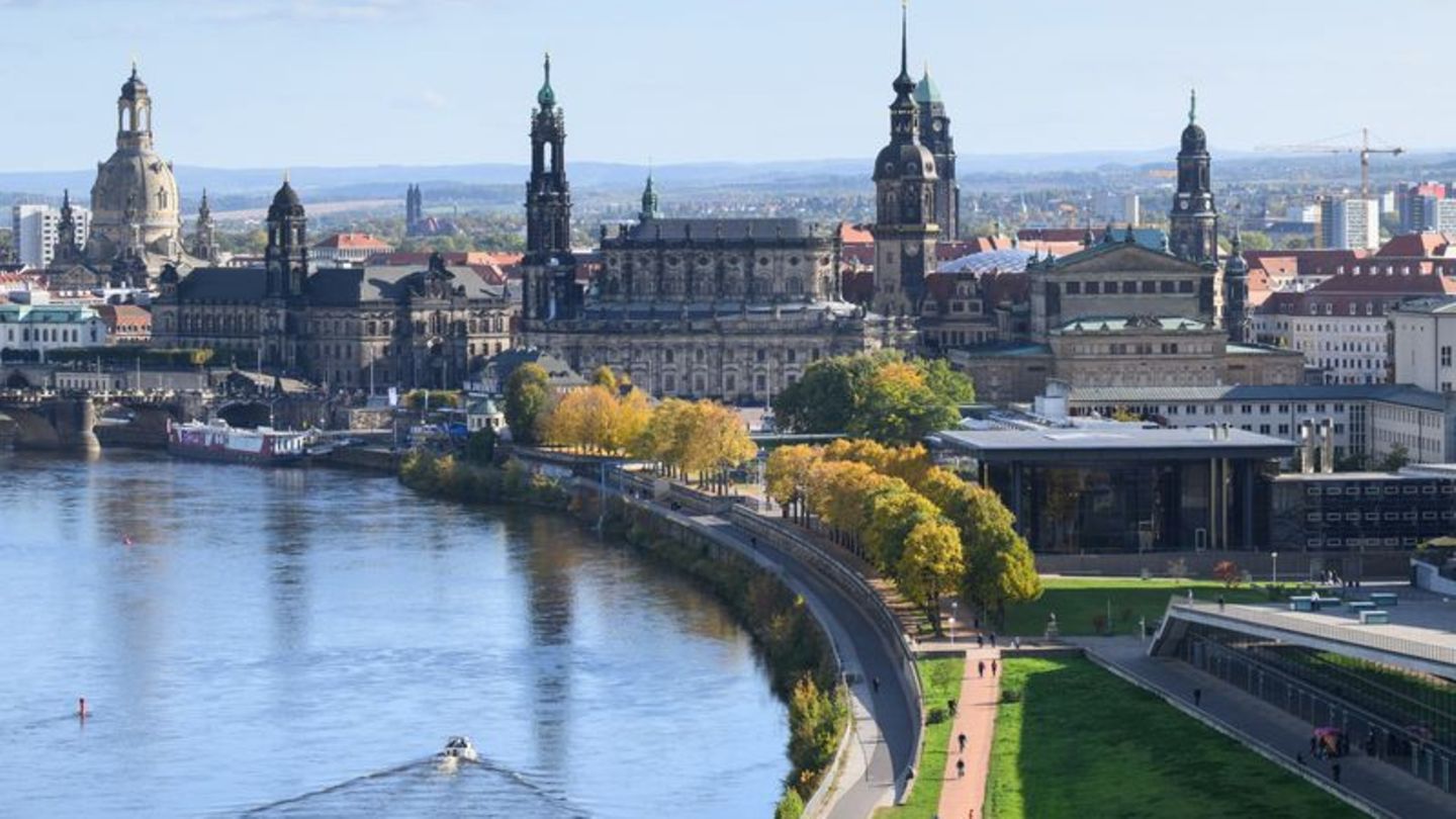 Blick auf die Altstadt an der Elbe mit der Frauenkirche (l-r), dem Ständehaus, der Hofkirche, dem Hausmannsturm und dem Rathaus