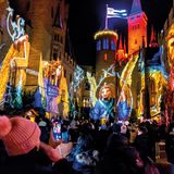 Burghof der Burg Hohenzollern mit Beleuchtung an Weihnachten