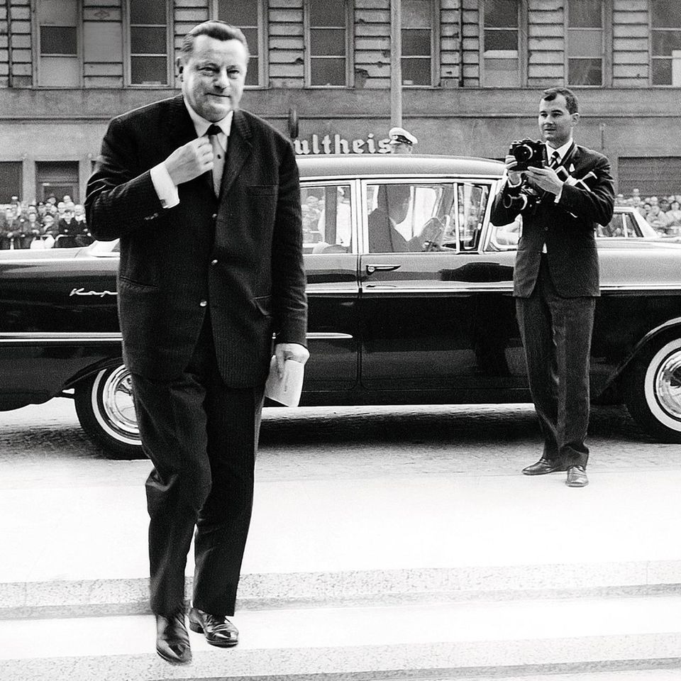 (Eingeschränkte Rechte für bestimmte redaktionelle Kunden in Deutschland. Limited rights for specific editorial clients in Germany.) Ankunft von Franz Josef Strauss. (Photo by ullstein bild/ullstein bild via Getty Images) Auf dem Weg ins Zentrum der Macht: Franz Josef Strauß, Chef der CSU-Landesgruppe, in Berlin im Oktober 1966. Zwei Monate später wird er Finanzminister der Bonner Großen Koalition