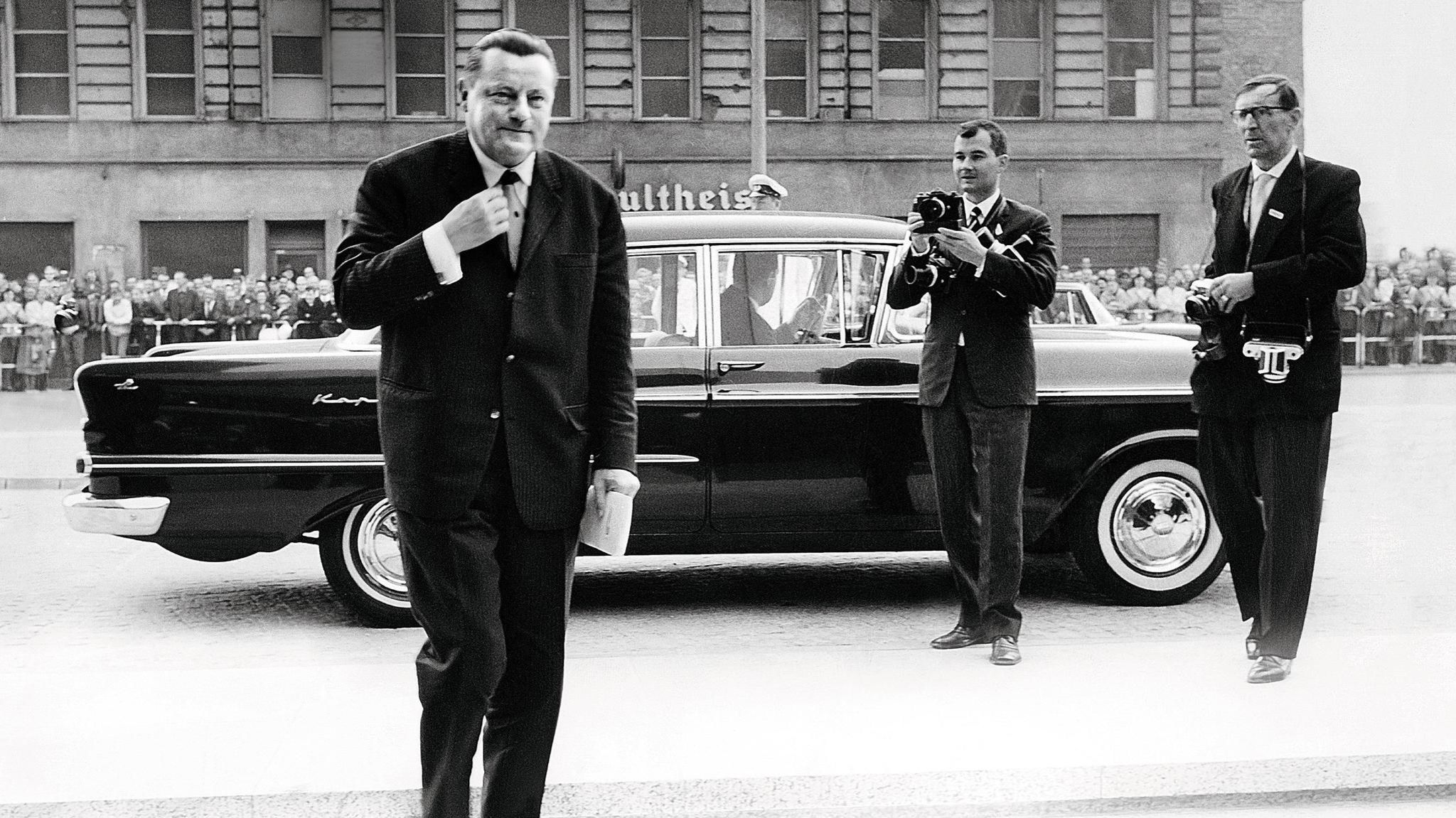 Auf dem Weg ins Zentrum der Macht: Franz Josef Strauß, Chef der CSU-Landesgruppe, in Berlin im Oktober 1966. Zwei Monate später wird er Finanzminister der Bonner Großen Koalition