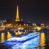 Die Seine in Paris mit Eiffelturm bei Nacht