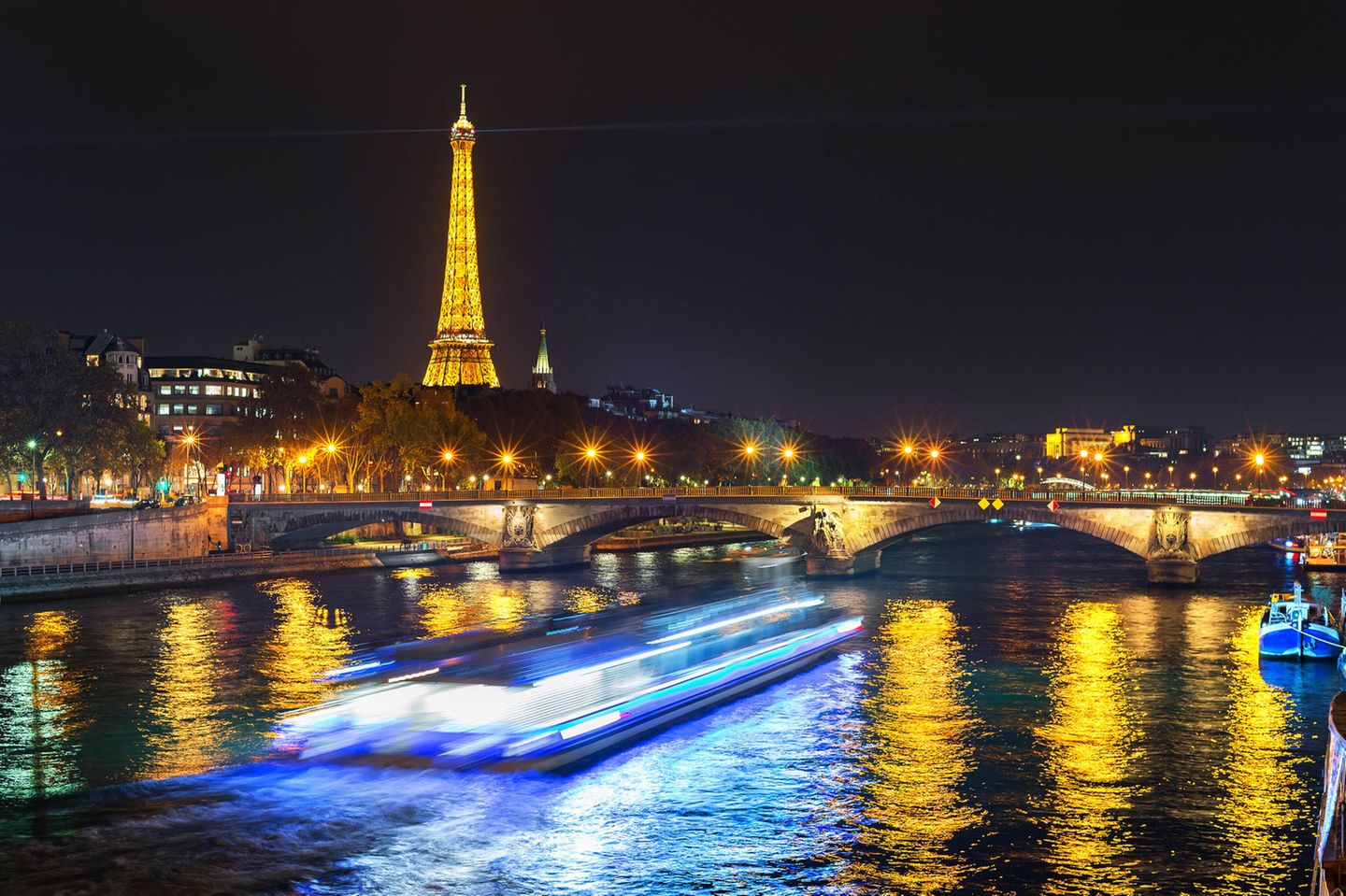 Die Seine in Paris mit Eiffelturm bei Nacht