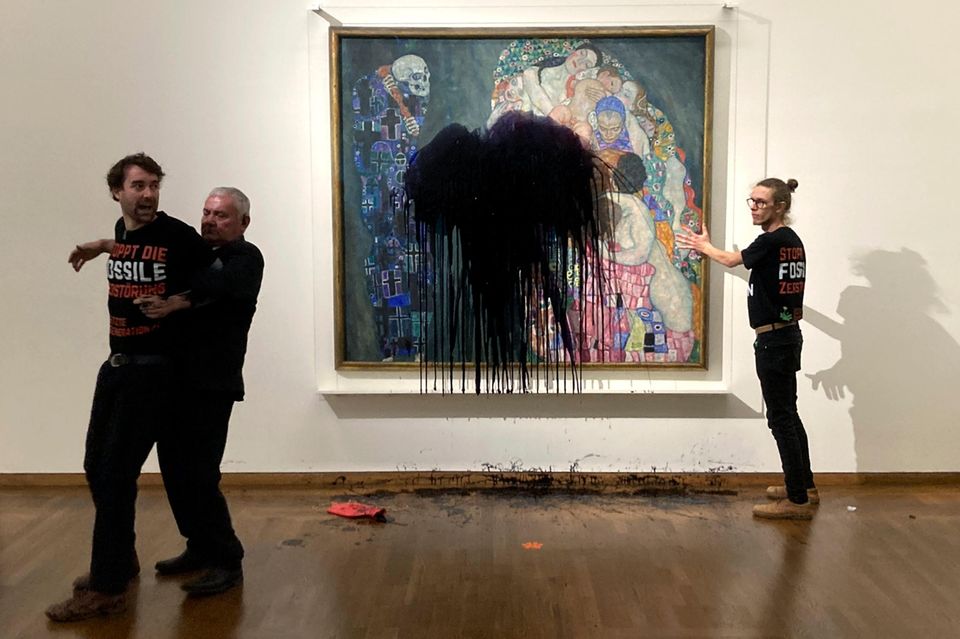 Aktivisten von Letzte Generation Österreich beschmieren ein – durch Glas geschütztes – Werk von Gustav Klimt