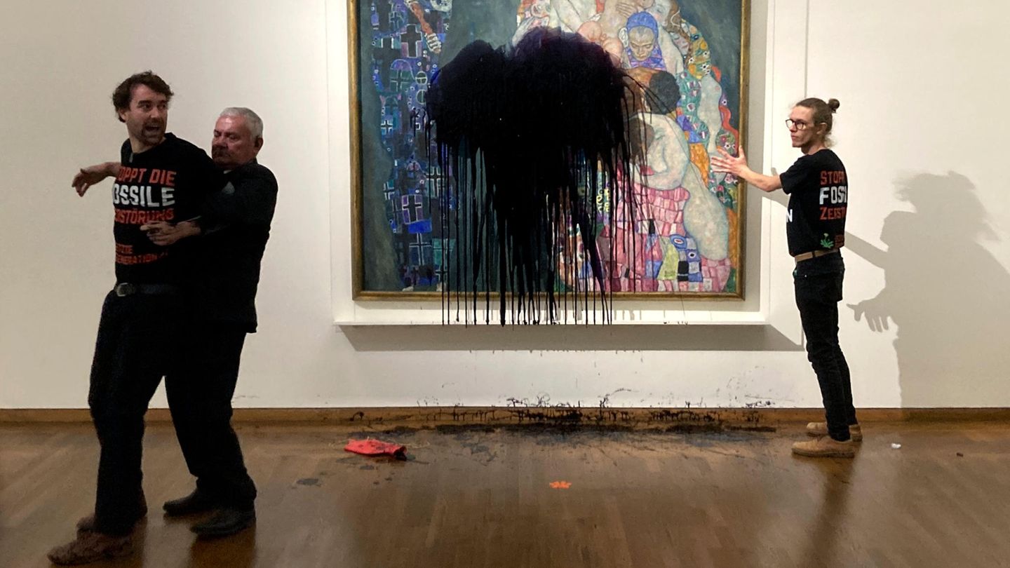 Aktivisten von Letzte Generation Österreich beschmieren ein – durch Glas geschütztes – Werk von Gustav Klimt