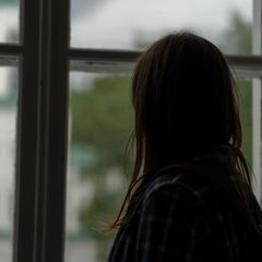 Junge Frau möchte das Gedankenkarussell stoppen
