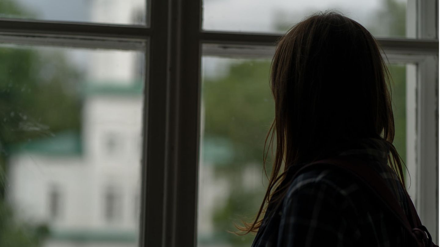 Junge Frau möchte das Gedankenkarussell stoppen