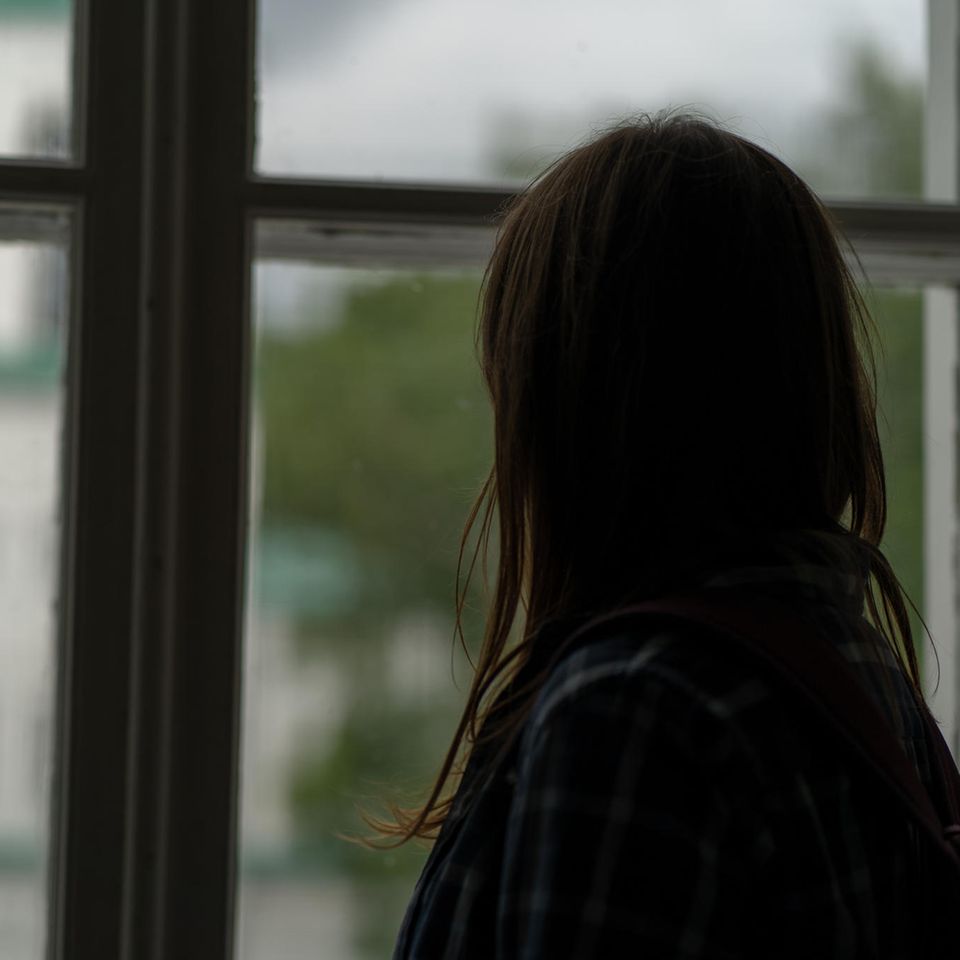 Junge Frau möchte das Gedankenkarussell stoppen