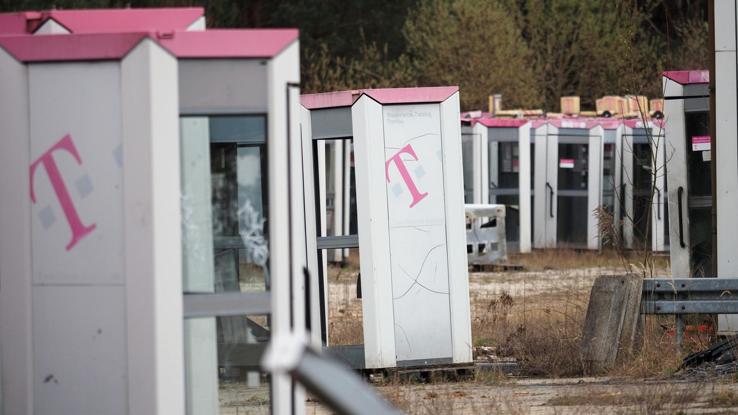 Ausrangierte Telefonzellen in Brandenburg Ausrangierte Telefonzellen stehen auf einem Gelände in Brandenburg
