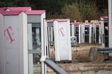 Ausrangierte Telefonzellen stehen auf einem Gelände in Brandenburg