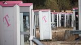 Ausrangierte Telefonzellen stehen auf einem Gelände in Brandenburg